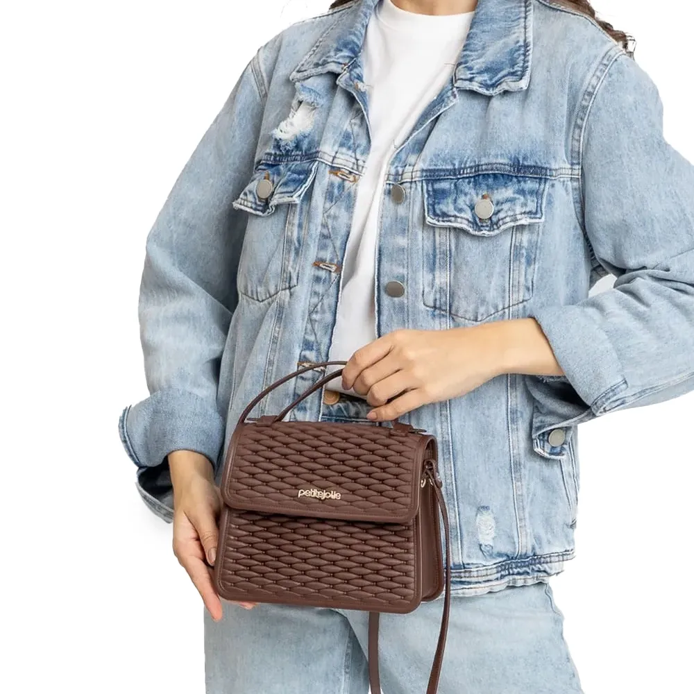 Bolsa feminina Petite Jolie marrom com textura tridimensional, vista frontal com alça tiracolo regulável
